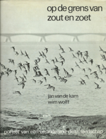 op de grens van zout en zoet – Jan van de Kam (foto’s), Wim Wolff (tekst) – 1974