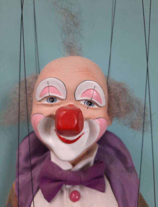 vintage marionet, clown met houten koffer (NIX DRIN)