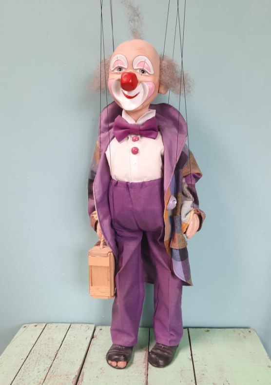 vintage marionet, clown met houten koffer (NIX DRIN)
