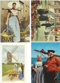 SET van 4 ansichtkaarten – Klederdracht