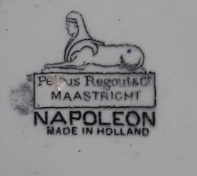 set 2 bordjes P. Regout Napoleon