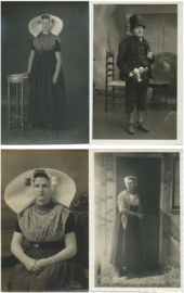 SET van 4 ansichtkaarten – Klederdracht