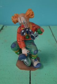 BEELD – clown – hout - Clown op fiets