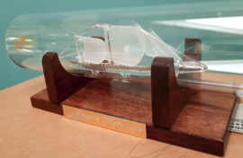 Glasgeblazen fregat in fles op houten standaard – ca. 1990