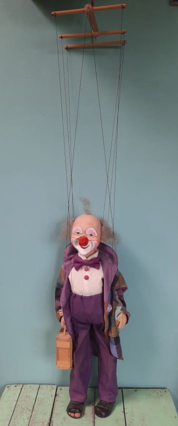 vintage marionet, clown met houten koffer (NIX DRIN)