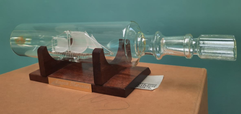 Glasgeblazen fregat in fles op houten standaard – ca. 1990