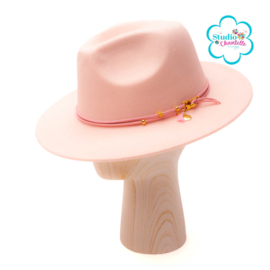 FEDORA HOED PASTEL ROZE MET ROZE LEREN KOORD