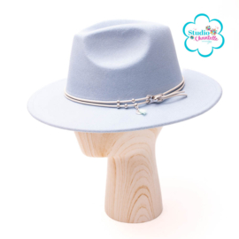 FEDORA HOED LICHT BLAUW MET WIT LEREN KOORD