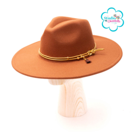 FEDORA HOED COGNAC MET GOUDKLEURIG LEREN KOORD