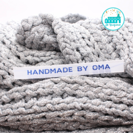 Strijk label Handmade by oma wit met blauw