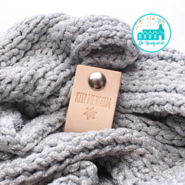 Keep Me Warm met Sneeuwster  Big Labels met drukknoop 10 cm x 3 cm