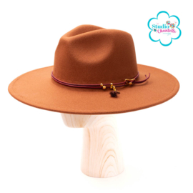 FEDORA HOED COGNAC MET ROODBRUIN LEREN KOORD