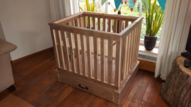 Baby box met lade van oud steigerhout