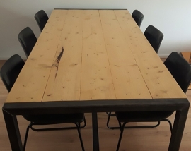 Tafel met steigerhoutenblad en ijzeren onderframe.