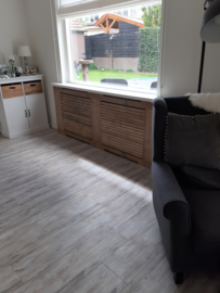 Radiatorombouw van oud steigerhout met een Mdf vensterbank