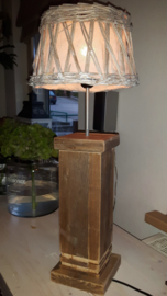 Lamp met een steigerhouten voet.