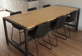 Tafel met steigerhoutenblad en ijzeren onderframe.