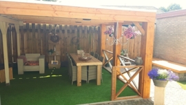 Veranda voor elke tuin en gemaakt in elk gewenst formaat.