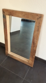 Spiegel met een lijst van steigerhout.