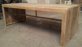 Tafel van oud steigerhout.