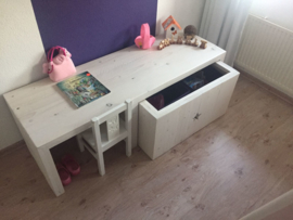 Kinderbureau met opbergbox.