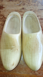 Klompen geschuurd en gelakt