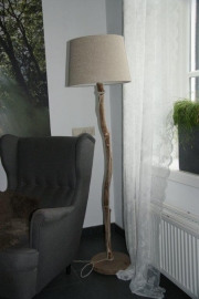 staande lamp met zandkleurige kap