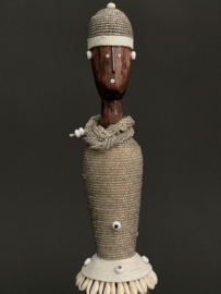 Namji Doll Gesneden uit Donker Hout