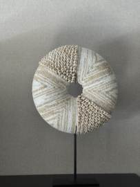 Schelpen Donut op standaard Wit