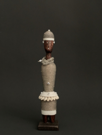 Namji Doll Gesneden uit Donker Hout