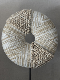 Schelpen Donut op standaard Wit