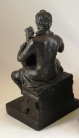 Boekensteun cellist
