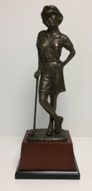 Golfspeelster brons op sokkel