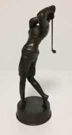 Golfspeelster op bronzen sokkel.