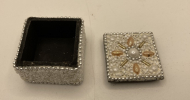 OPBERGDOOSJE KLEIN LUXE ZILVER WIT DECO LOOK vierkant 4,5 CM