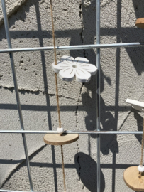 HOUT DECO SLINGER NR 133-137 WITTE FIGUREN MET HOUT SCHIJVEN