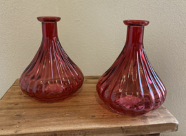 VAAS KLASSIEK BOL ROOD GERIBBELD GLAS 15 CM