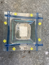 SCHAALTJES GLAS VIERKANT MET BLAUWE EN GELE DECORATIE 14X14 CM