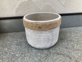BLOEMPOT STIJLVOL MET NATUURLIJKE ACCENTEN GRIJS JUTE H 10,5 DIA 13,5 cm
