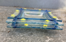 SCHAALTJES GLAS VIERKANT MET BLAUWE EN GELE DECORATIE 14X14 CM