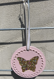 HOUT DECO HANGER NR 54 ROZE VLINDER SCHIJF met glitters