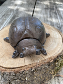 GIETIJZEREN LIEVEHEERSBEESTJE MET LOSSE DEKSELTJE