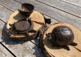 GIETIJZEREN LIEVEHEERSBEESTJE MET LOSSE DEKSELTJE