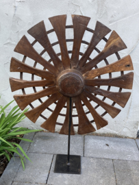 HOUTEN SPINNEWIEL OP STANDAARD NR 1.