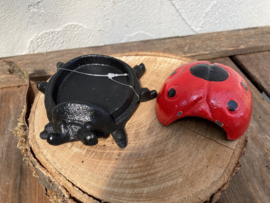 GIETIJZEREN LIEVEHEERSBEESTJE GEKLEURD MET LOSSE DEKSELTJE