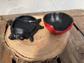 GIETIJZEREN LIEVEHEERSBEESTJE GEKLEURD MET LOSSE DEKSELTJE