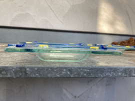 SCHAALTJES GLAS VIERKANT MET BLAUWE EN GELE DECORATIE 14X14 CM