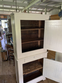 Zandkleurige brocante kast in twee delen.