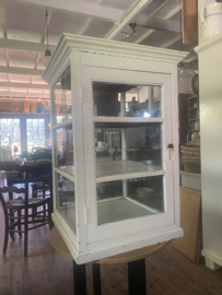 Witte orginele oude vitrine.