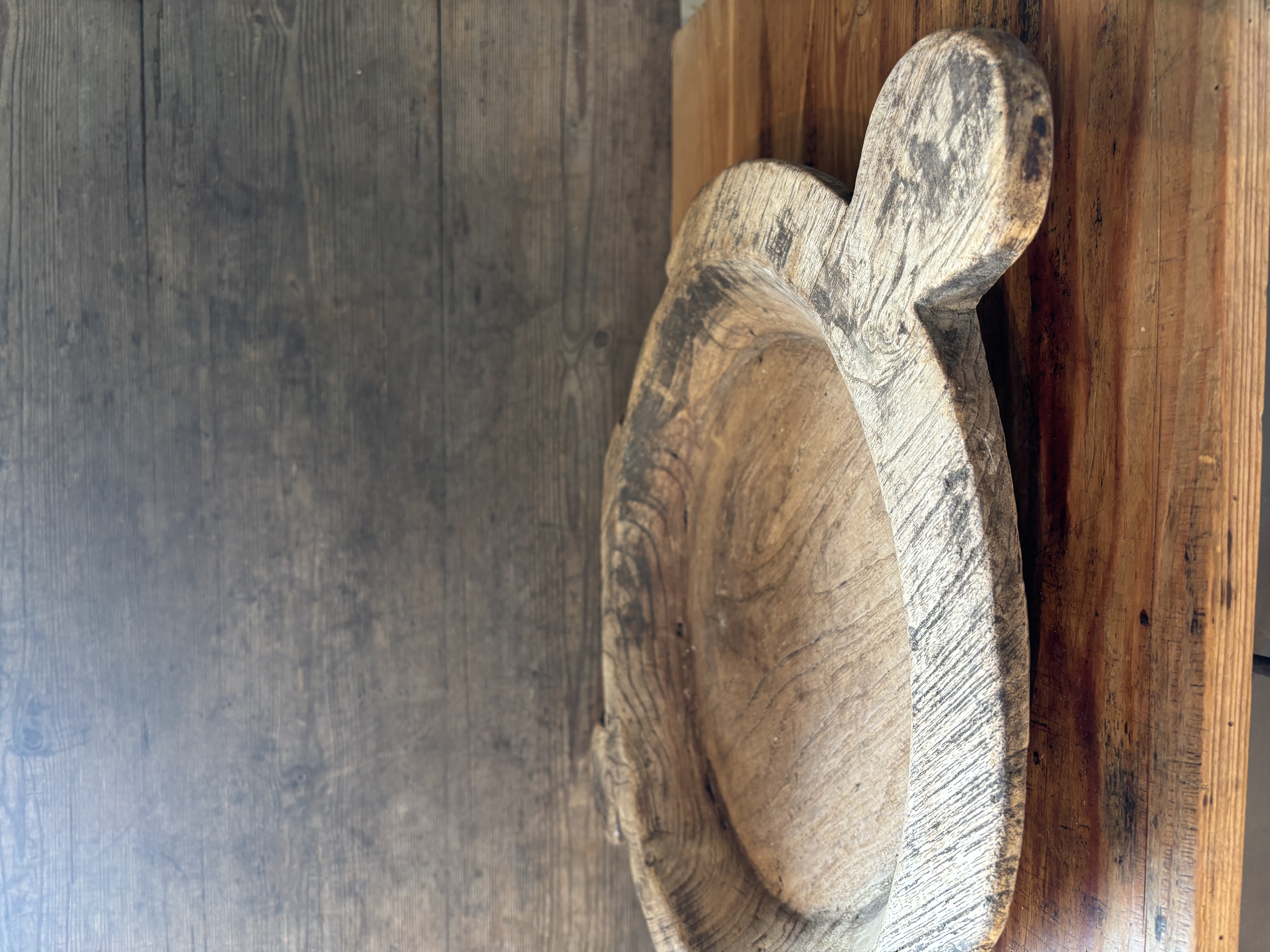 Oud houten schaal met handvatten